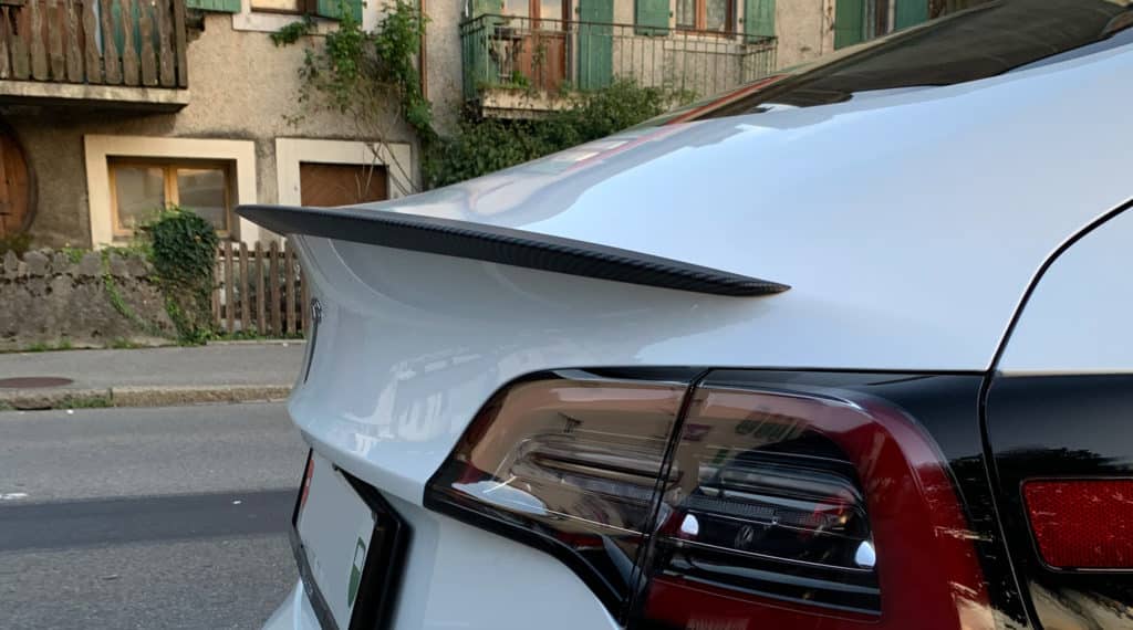 Aileron arrière similaire à la Tesla Model 3 Performance