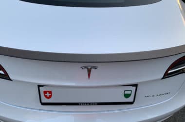 Aileron arrière similaire à la Tesla Model 3 Performance