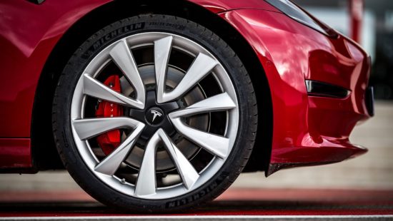 Comment modifier les étriers de frein Model 3 en rouge
