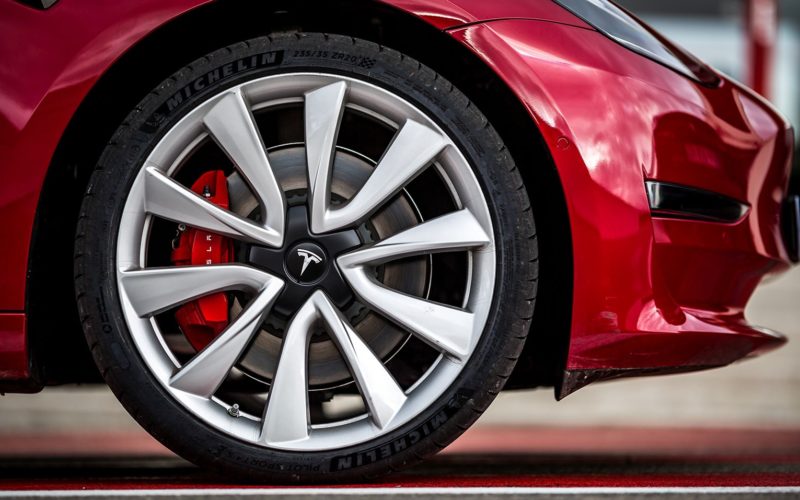 Comment modifier les étriers de frein Model 3 en rouge