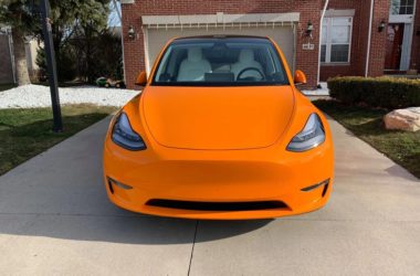 Orange vif Tesla Model Y