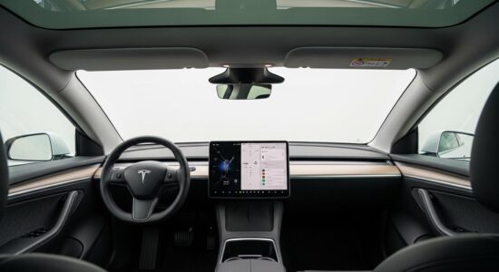 Model Y 2026 : écran 16" et ciel noir enfin disponibles