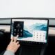 Comment personnaliser le fond d'écran de votre Tesla avec vos propres images en quelques clics ?