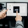 Les raccourcis cachés de l'écran Tesla que même les propriétaires expérimentés ne connaissent pas