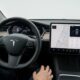 Tesla retire l'Autopilot : une stratégie risquée ?