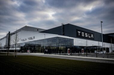 Plainte contre le directeur de Tesla Berlin : crise sociale