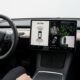 Tesla FSD : commandes vocales pour le stationnement arrive