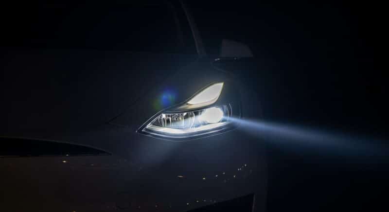 Tesla : phares Matrix LED à 2 niveaux arrivent en OTA