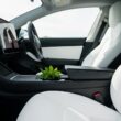 Comment éliminer les odeurs tenaces dans votre Tesla avec des méthodes qui fonctionnent vraiment ?
