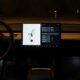 Les meilleurs réglages d'écran Tesla pour conduire de nuit sans fatiguer vos yeux