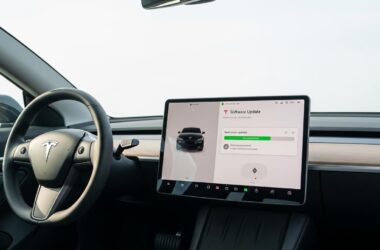 Ce que les mises à jour Tesla ne peuvent pas améliorer sur votre voiture et pourquoi