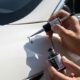 Comment réparer les petits éclats de peinture sur votre Tesla sans passer par la carrosserie ?