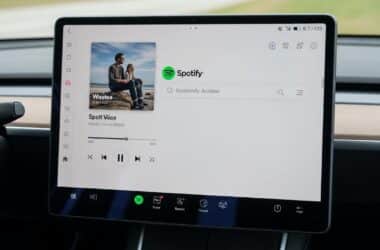 Comment afficher et utiliser Spotify sur l'écran Tesla avec toutes les astuces de navigation ?