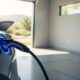 Faut-il laisser sa Tesla branchée en permanence et quel impact sur la batterie à long terme ?