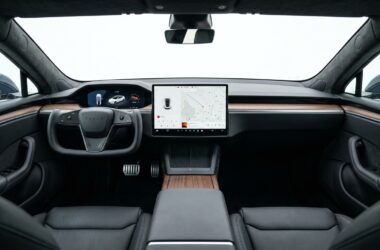 Ce que l'écran passager Tesla pourrait offrir dans le futur et pourquoi on l'attend tous