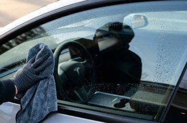 Comment nettoyer les vitres de votre Tesla sans laisser de traces ni de reflets gênants ?
