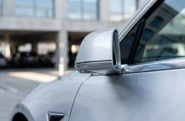 Quand et comment utiliser les rétroviseurs repliables de votre Tesla au bon moment ?