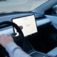 Comment Tesla améliore votre voiture gratuitement avec les mises à jour logicielles ?