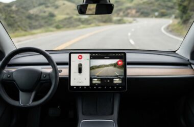 Comment activer et utiliser la dashcam intégrée de votre Tesla pour filmer vos trajets ?