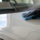 Comment enlever les fientes d'oiseaux sans abîmer la peinture de votre Tesla ?
