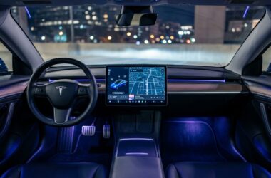 Historique des mises à jour majeures Tesla depuis 2020 et ce qu'elles ont apporté à votre voiture