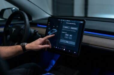 Comment annuler ou reporter une mise à jour Tesla quand le moment est mal choisi ?