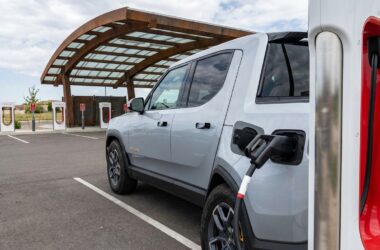 Peut-on vraiment charger une non-Tesla sur un SuperChargeur et comment ça se passe ?