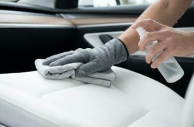 Comment entretenir le cuir et le similicuir de votre Tesla pour qu'ils durent des années ?